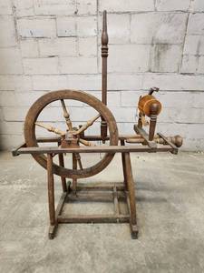 lot 9 image: Vintage Wooden Spinning Wheel - Decorative Antique