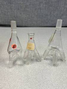 lot 29 image: 3 Reciever Flasks, Assorted Joints