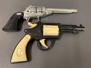 lot 141 image: Vintage Toy Cap Gun Set