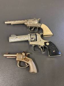 lot 142 image: Vintage Toy Cap Guns Set of 3