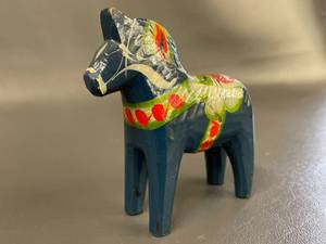 lot 159 image: Vintage Swedish Hand-Painted Blue Dala Horse Figurine