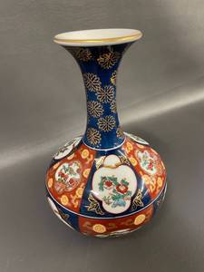 lot 161 image: Gold Imari Decorative Vase Japanese Floral Hand Painted Porcelain Art