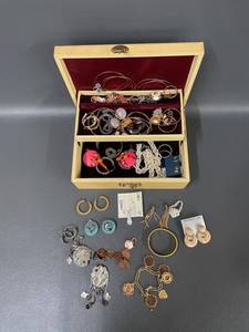 lot 183 image: Assorted Vintage Jewelry Collection in Elegant Velvet Jewelry Box