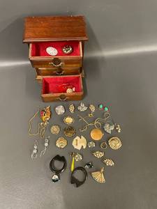 lot 184 image: Vintage Jewelry Collection with Wooden Jewelry Box - Brooches, Earrings & More