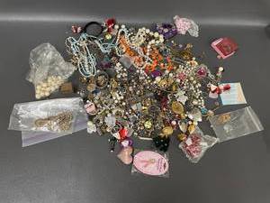 lot 186 image: Large Assortment of Costume Jewelry Necklaces Bracelets Vintage & DIY Craft Parts