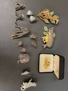 lot 192 image: Unique Animal-Themed Brooch and Earring Collection in Mixed Metal Finish
