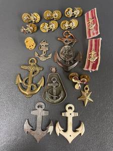lot 193 image: Vintage US Navy Anchor Insignia Collection Pins and Decorative Pieces