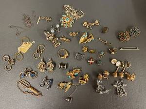 lot 308 image: Vintage Costume Jewelry Lot - Earrings, Brooches, Necklaces, Rings Collection