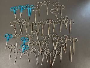 lot 328 image: Lot of 40 USA Made Metal & Blue Handled Small Craft Hobby Scissors 3.5 inch