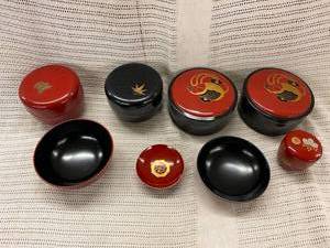 lot 343 image: Japanese Lacquerware Style Bowl Set with Gold Detailing