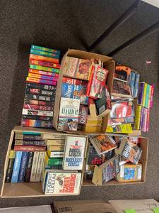 lot 355 image: Large Assorted Paperback Book Collection Featuring Evanovich, Ludlum, Steel