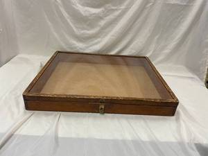 lot 362 image: Vintage Wooden Display Case with Clear Top for Collectibles 25x21x3