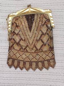 lot 44 image: Whiting and Davis Vintage Mesh Purse Art Deco Design, Hinges Need Repair