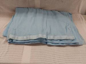 lot 72 image: Vintage Automatic Electric Blanket 180W Polyester Acrylic with Control