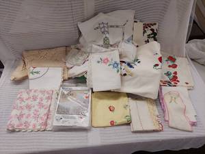 lot 79 image: Vintage Assorted Embroidered Linens and Quilting Craft Blocks Lot