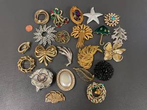 lot 107 image: Vintage Collection of 22 Brooches - Unique Designs and Styles