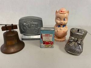 lot 137 image: Vintage Bank Collection Liberty Bell, John Deere, Piggy Bank