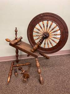 lot 242 image: Antique Wooden Spinning Wheel for Restoration or Vintage Decor