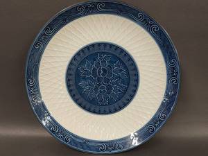 lot 267 image: Japanese Embossed Porcelain Decorative Blue White Ceramic Plate