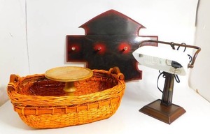 lot 8 image: Wicker Basket-Desk Lamp