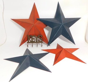 lot 11 image: 4 Metal Stars And A Key Holder