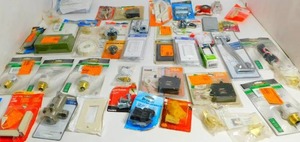 lot 31 image: Lot Filled With Miscellaneous Light Bulbs & Other Hardware
