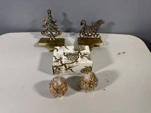 lot 51 image: Set of 2 Pine Cone Candles with Decorative Stocking Holders - Christmas Theme