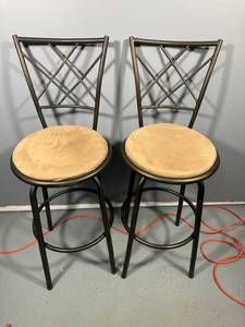 lot 53 image: Set of 2 Bar Stools with Cross-Back Design and Beige Cushioned Seats