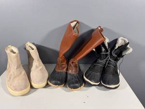lot 72 image: Lot of 3 Pairs of Winter Boots (Size 10) - Sorel and Arctic Brands
