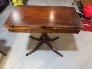 lot 77 image: Vintage Mahogany Drop-Leaf Table