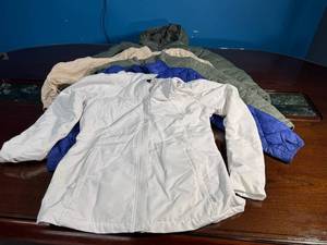 lot 86 image: Lot of 5 Womens Jackets in Various Styles and Colors