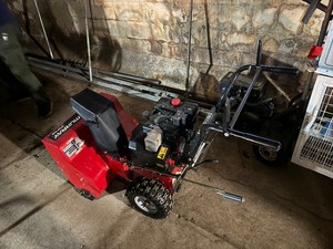 lot 3 image: Murray Electric Start Snowblower. 8 hp24 path