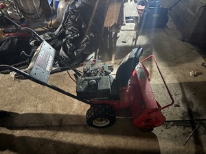 lot 4 image: Snapper Electric Start Convertible Snowblower. 7hp24 path