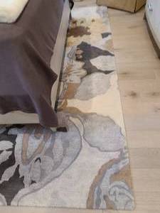 lot 23 image: A Jaipur Hand Tufted Wool Blend 8 x 10 Rug.