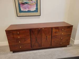 lot 72 image: Henredon Dresser Scene 4 . Triangular Pattern.