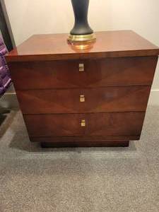 lot 73 image: A Pair of Henredon Three Drawer Night Stands Scene 4. Triangular Pattern.