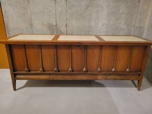 lot 86 image: Lane Mid Century Cedar Chest with 3 Marble Inserts.