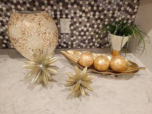 lot 36 image: A lot 0f 4 miscellaneous decor items. Vase, Plant, Tray with Balls etc.