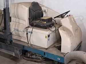 lot 238 image: Tennant 7200 Floor Scrubber