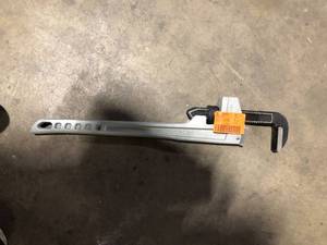 Milwaukee 10 in. Aluminum Pipe Wrench   Customer Returns See Pictures