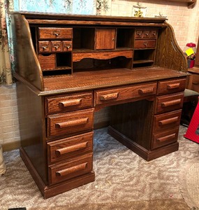 lot 9 image: Riverside Furniture Roll Top Desk