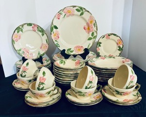 lot 4 image: Vintage Franciscan Desert Rose Dinnerware Service for Eight
