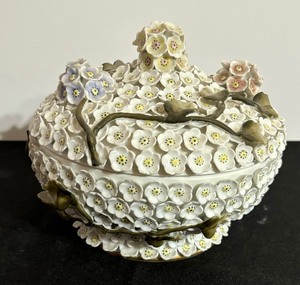 lot 46 image: Vintage Meissen Schneeblle German Snowball Covered Dish