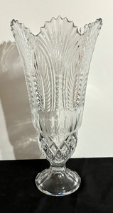 lot 49 image: Vintage Godinger Coquille Crystal Vase With Scalloped Edges