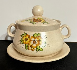 lot 101 image: Vintage Byron Molds Soup Tureen