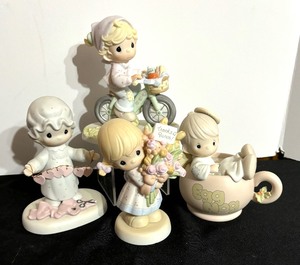 lot 107 image: Four Darling Precious Moments Figurines including Precious Moments Thanks a Bunch Figurine