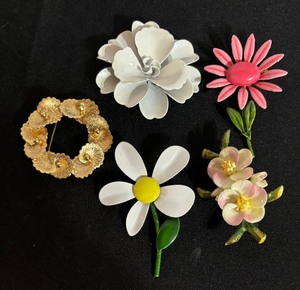 lot 113 image: Five Vintage Brooches