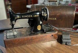lot 188 image: Vintage Singer 2MO33 Dayton Series Sewing Machine
