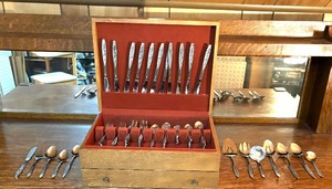 lot 195 image: Fancy Vintage Customcraft Flatware