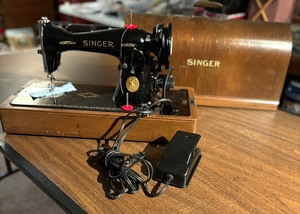 lot 87C image: Vintage Singer Sewing Machine